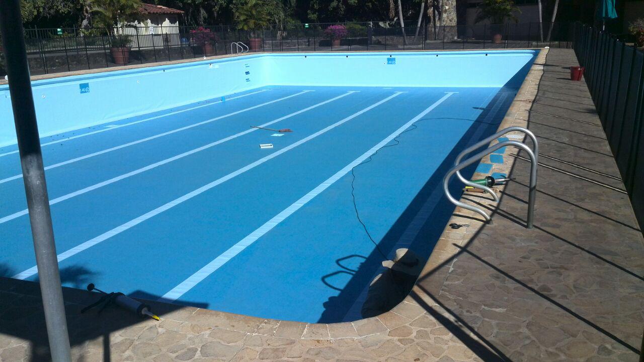 Instalación de piscina residencial en geomembrana