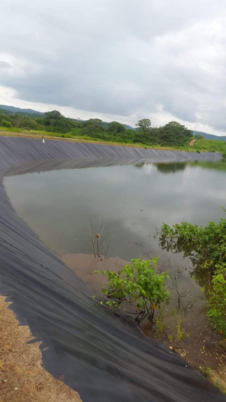 Reservorio agrícola con geomembrana para almacenamiento de agua