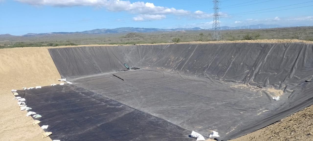Reservorio con geomembrana agrícola