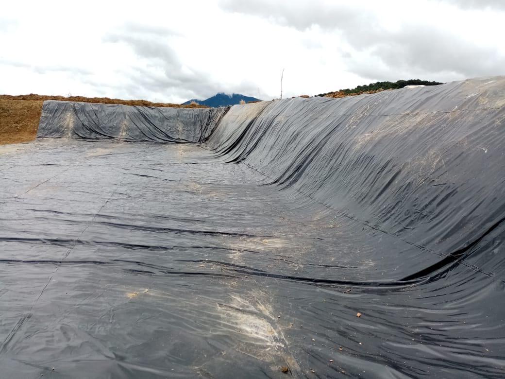 Reservorio ganadero con geomembrana para almacenamiento de agua