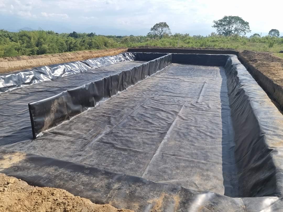 Reservorio rural con geomembrana para almacenamiento de agua