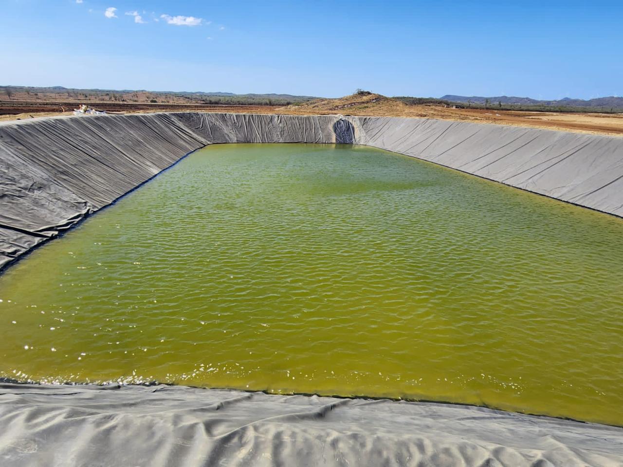 Reservorio con geomembrana de alta durabilidad