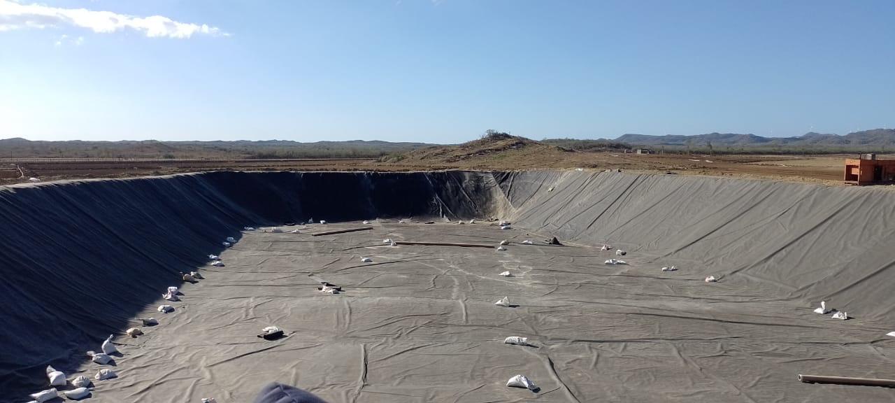 Reservorio ganadero con geomembrana