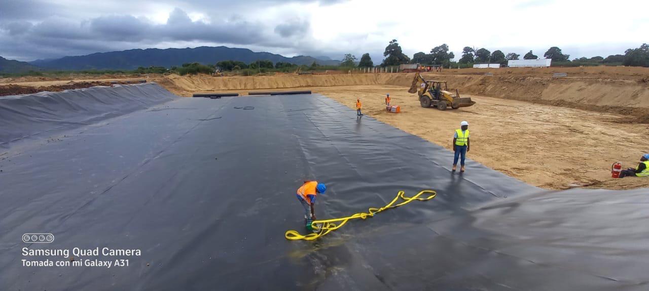 Reservorio con geomembrana para impermeabilización