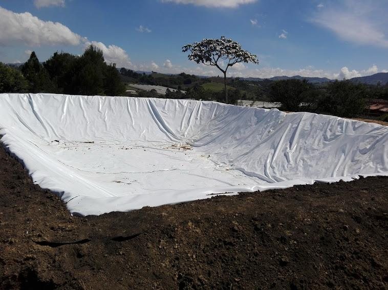 Reservorio con geomembrana para riego agrícola