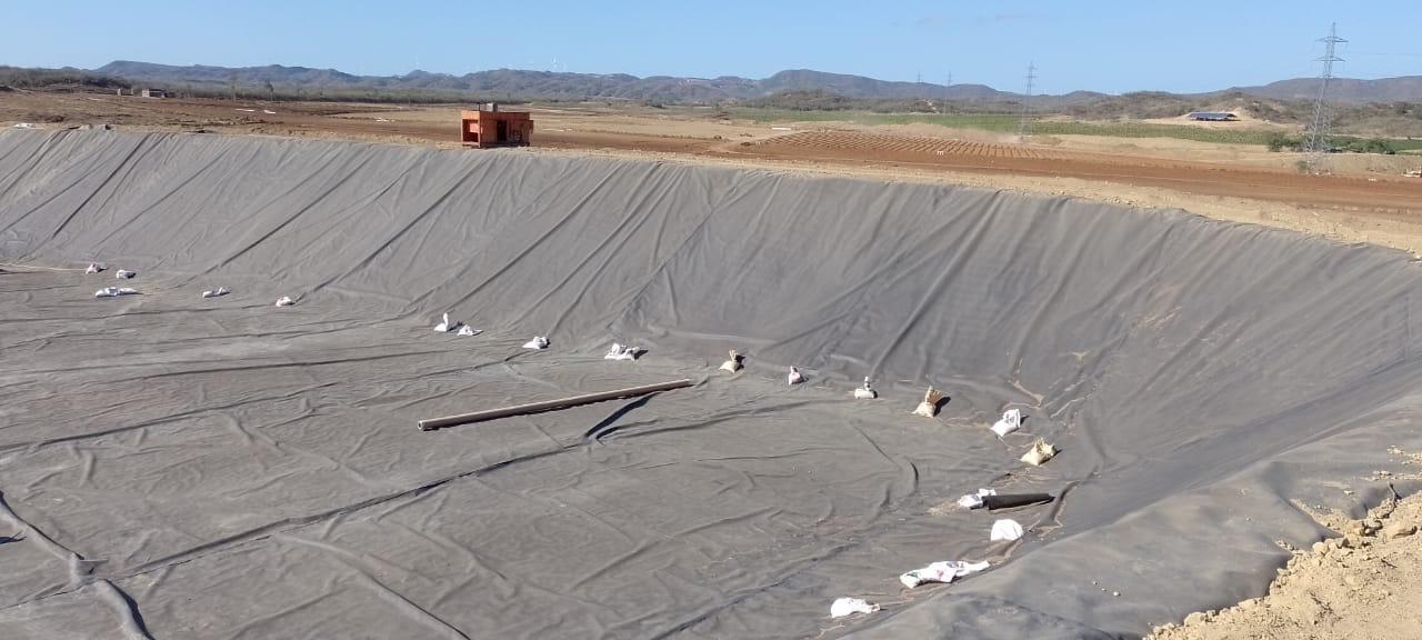 Reservorio con geomembrana sistema hídrico